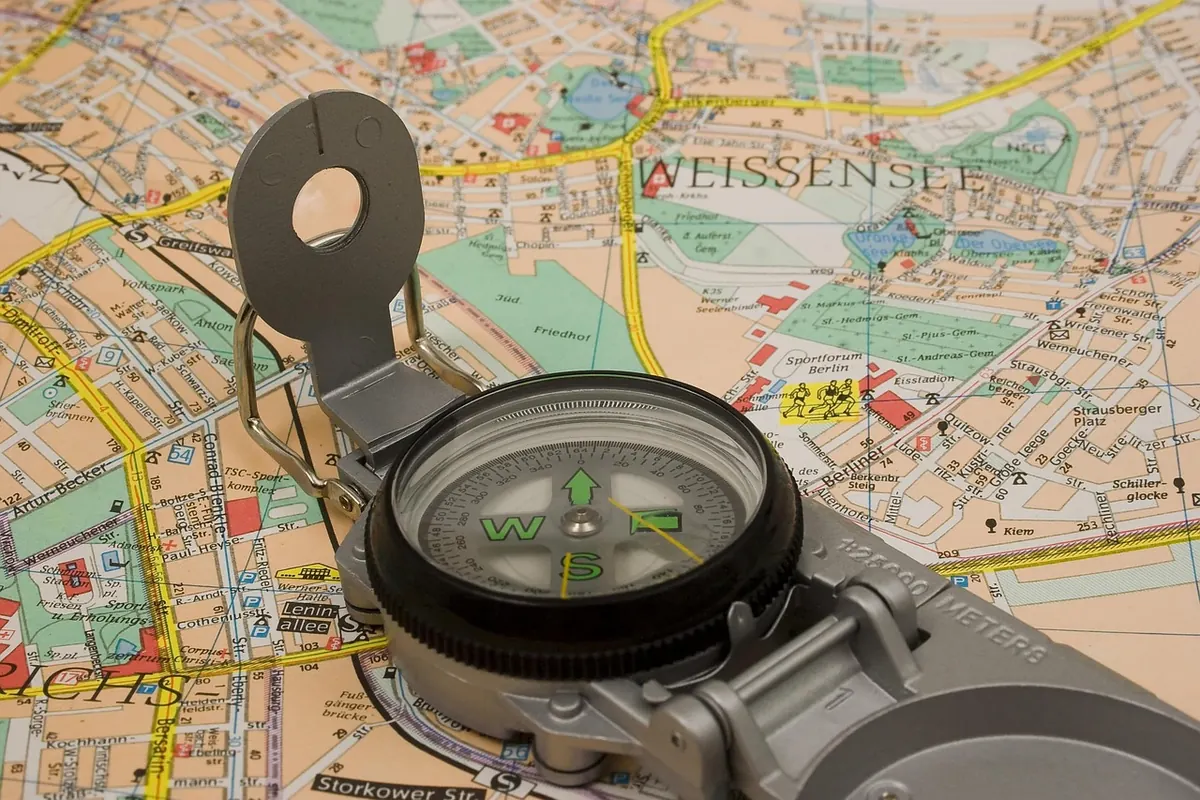 Paper Maps vs. Walking Apps: Which Is Better for UK Countryside Routes?